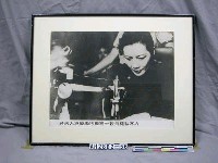 藏品(紀念抗日戰爭相關照片—蔣夫人為鼓勵抗戰將士親自縫製寒衣（翻拍）)的圖片